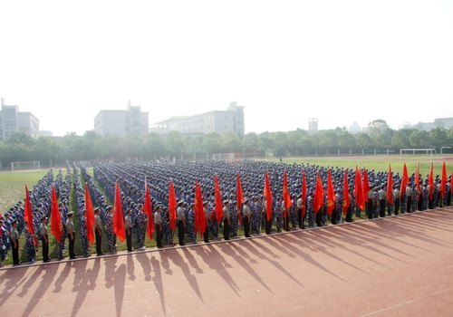 2013级新生开学典礼暨军训开训仪式隆重举行