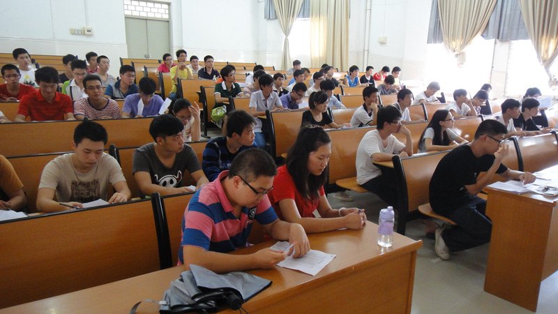 化工学院召开贫困生评定班长会议