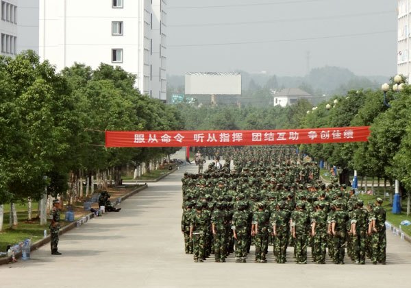 黄山学院2013级新生军训工作拉开序幕