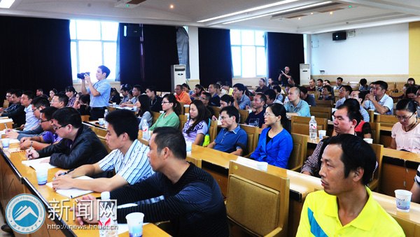 湖南科技大学举行2013年“国培计划”初中数学、生物骨干教师置换脱产研修班开学典礼