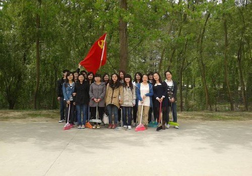 外国语学院开展群众路线实践活动——党员服务群众,打扫新生宿舍