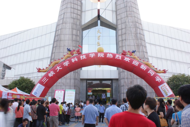 科技学院3000多名新生顺利报到