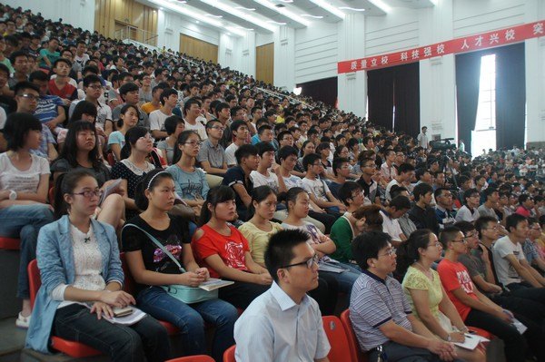 校党委书记吴元欣为2013级新生作入学教育专题报告