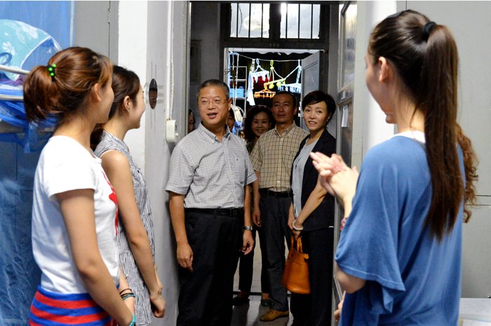 校领导走访宿舍看望2013级新生