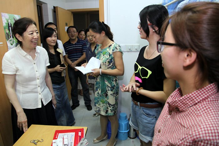 校领导走访宿舍看望2013级新生