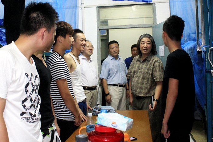 校领导走访宿舍看望2013级新生