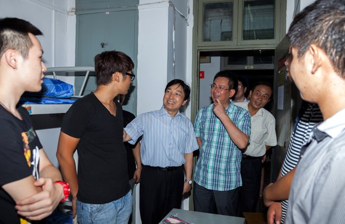 校领导走访宿舍看望2013级新生