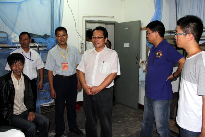 校领导走访宿舍看望2013级新生