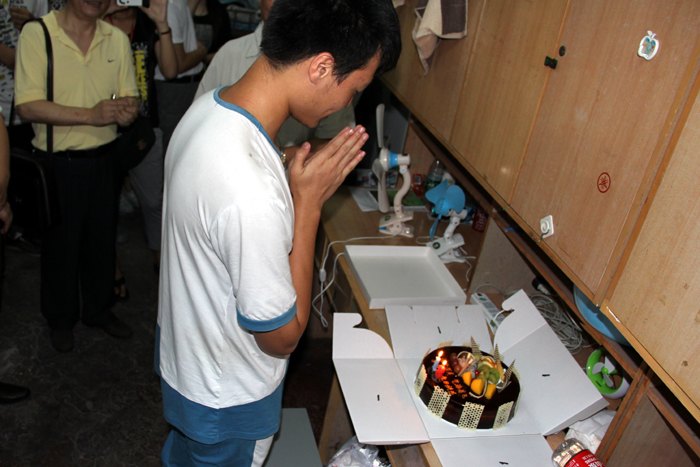 校领导走访宿舍看望2013级新生