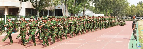 济南大学圆满完成2013级学生军训工作