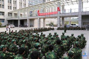 济南大学圆满完成2013级学生军训工作