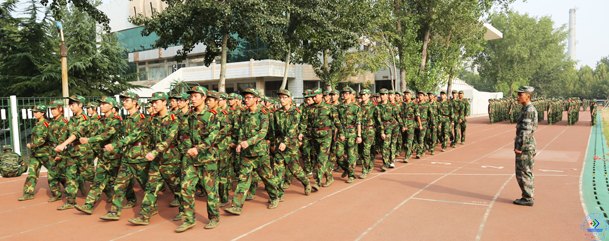 济南大学圆满完成2013级学生军训工作