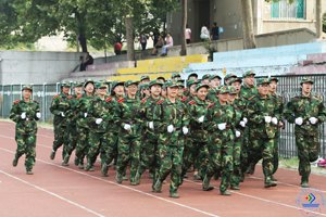 济南大学圆满完成2013级学生军训工作