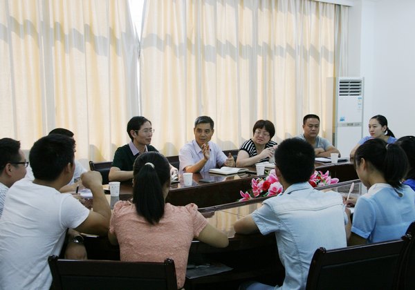 ����Ⱥ��·��У�쵼�����߷ù㷺�������