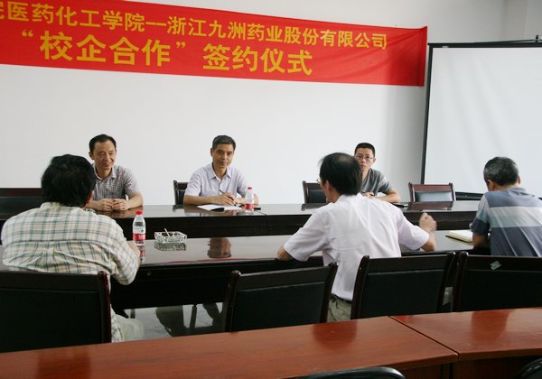 ����Ⱥ��·��У�쵼�����߷ù㷺�������