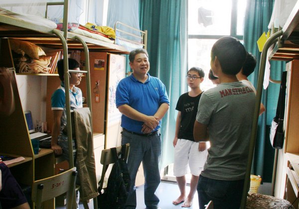 ����Ⱥ��·��У�쵼�����߷ù㷺�������