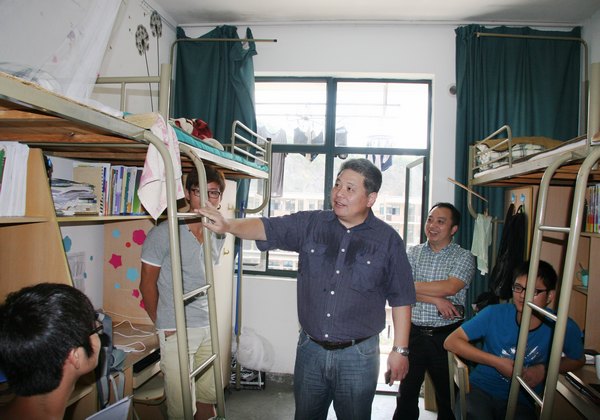 ����Ⱥ��·��У�쵼�����߷ù㷺�������