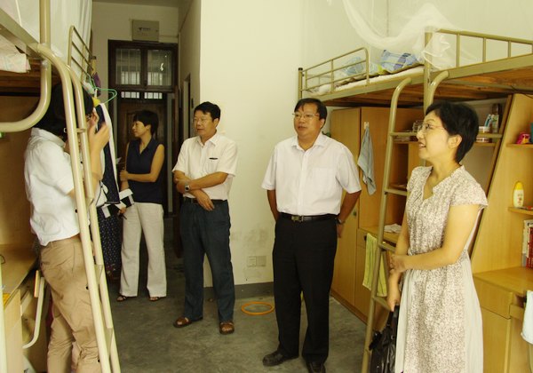 ����Ⱥ��·��У�쵼�����߷ù㷺�������