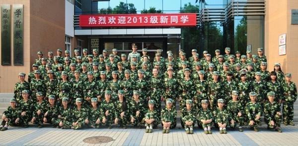 军训场上的合影【组图】