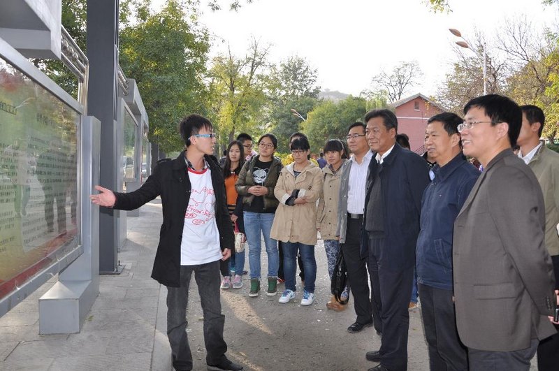 “中国梦,我的梦”大学生暑期社会实践成果展在中央大道展出