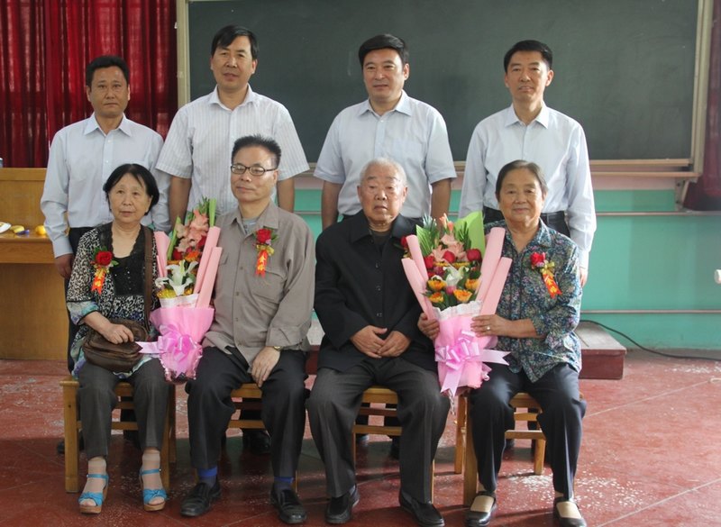 许昌学院举行庆祝2013年重阳节暨“金婚”典礼