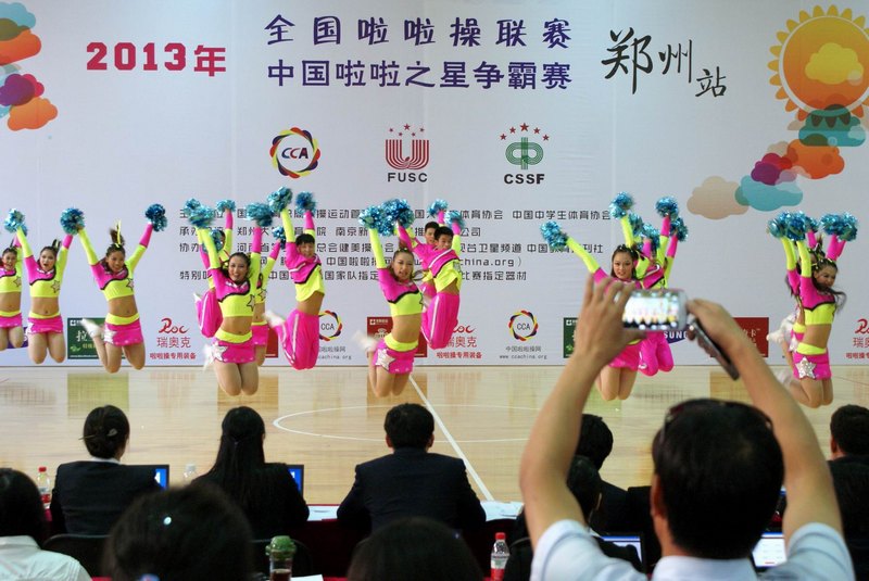 许昌学院在2013年河南省学生全民健身操锦标赛暨全国啦啦操联赛(郑州站)首日勇夺两冠