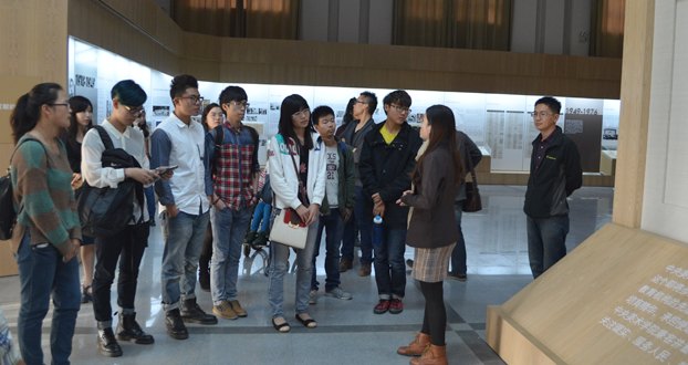 学生会、研究生会学生参观校史陈列预展