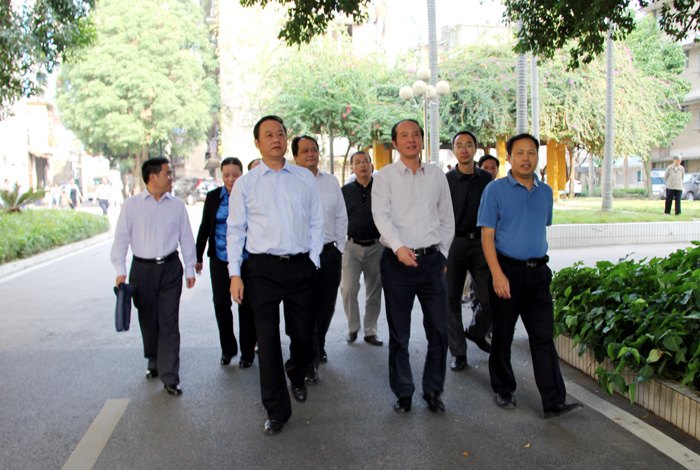 自治区财政厅黄伟京厅长一行到广西师范学院考察调研
