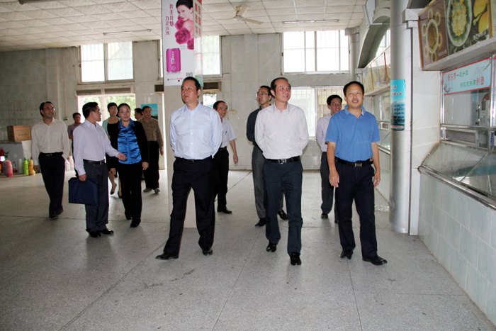 自治区财政厅黄伟京厅长一行到广西师范学院考察调研