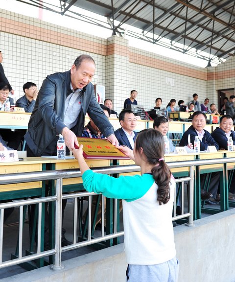 ����ѧԺ�ڰ˽��ﾶ�˶���ʤ����Ļ