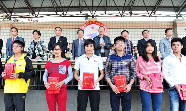 ����ѧԺ�ڰ˽��ﾶ�˶���ʤ����Ļ