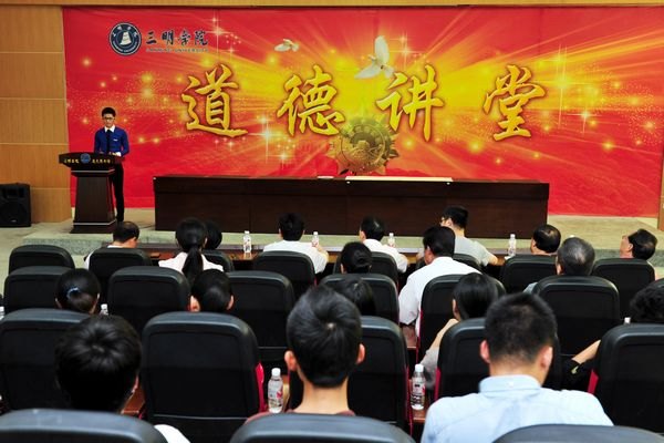 寻找祖国成长足迹 激扬学子中国梦想