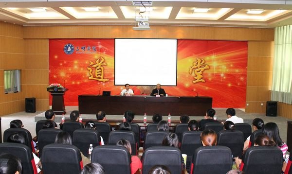 国际著名雕塑家、造型艺术家张立旗先生来校讲学