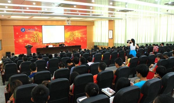 国际著名雕塑家、造型艺术家张立旗先生来校讲学