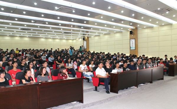 国际著名雕塑家、造型艺术家张立旗先生来校讲学