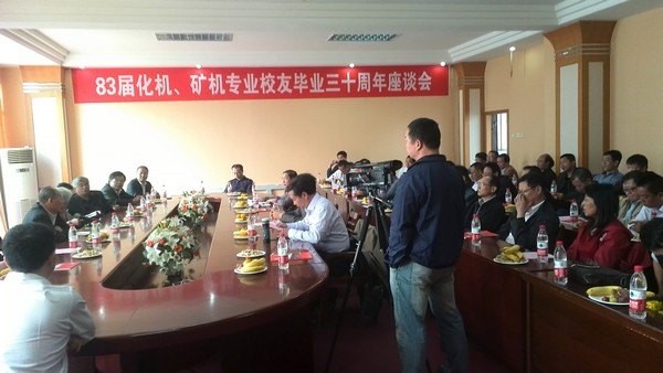 学校再迎校友班级团聚