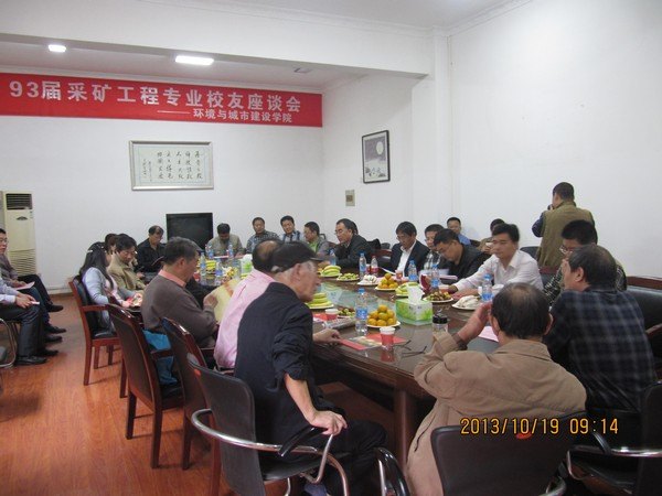 学校再迎校友班级团聚
