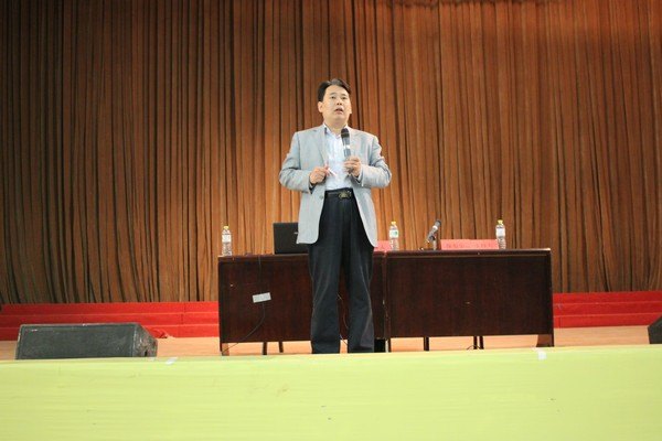 武汉工程大学举行2013级新生心理健康教育讲座