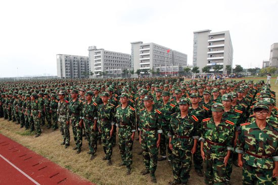 南京理工大学泰州科技学院举行2013级新生军训汇报表演暨总结表彰大会