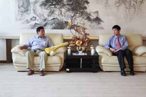 捐资助学情无价 受助学子送锦旗