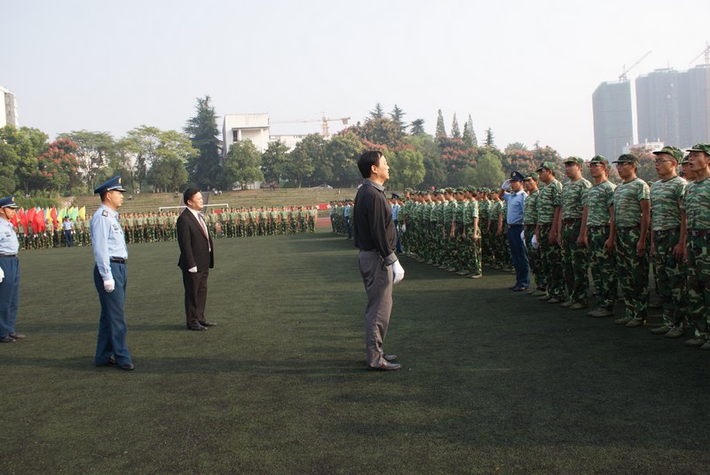 科技学院隆重举行2013级学生军训阅兵式暨总结表彰大会