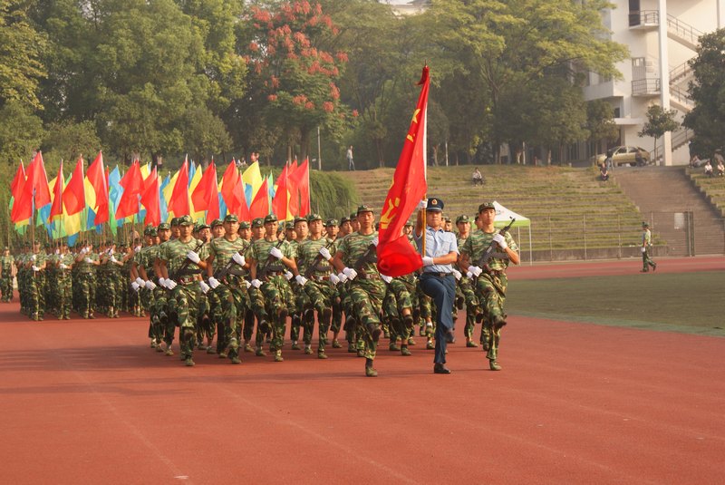 科技学院隆重举行2013级学生军训阅兵式暨总结表彰大会