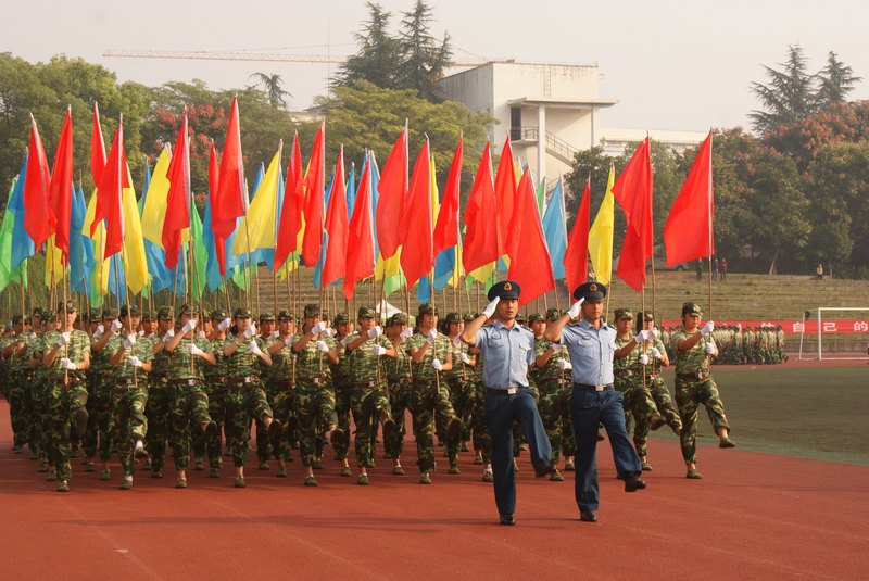 科技学院隆重举行2013级学生军训阅兵式暨总结表彰大会