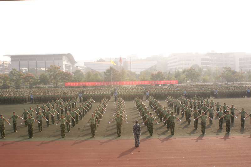 科技学院隆重举行2013级学生军训阅兵式暨总结表彰大会