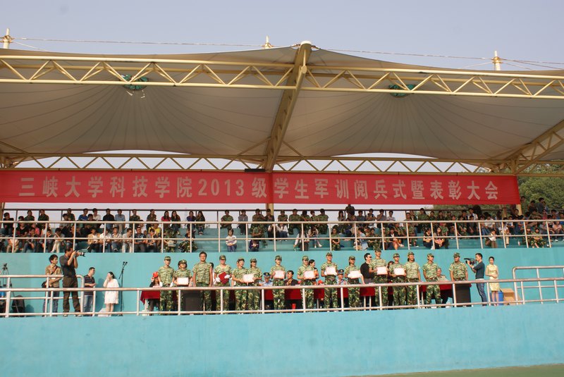 科技学院隆重举行2013级学生军训阅兵式暨总结表彰大会