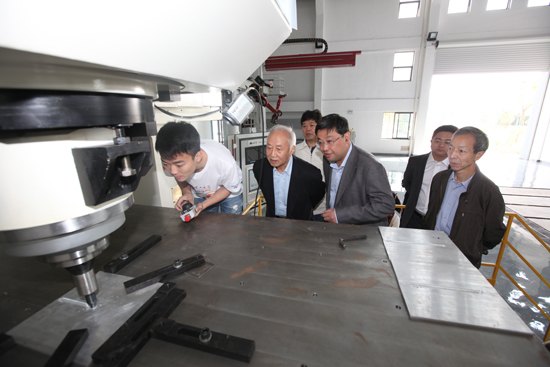 哈工大原校长杨士勤教授到泰州南京理工大学研究院指导工作