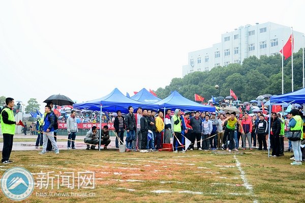 【赛事直通车】铅球高手雨中对决