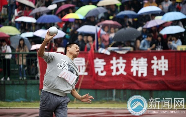 【赛事直通车】铅球高手雨中对决