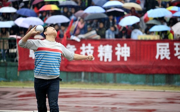 【赛事直通车】铅球高手雨中对决