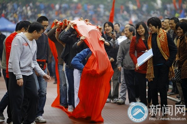 【赛事直通车】教职工组队秀身手 怎一个“趣”字了得